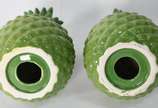 Dois abacaxis decorativos de cerâmica na cor ve... - Dois abacaxis decorativos de cerâmica na cor verde.