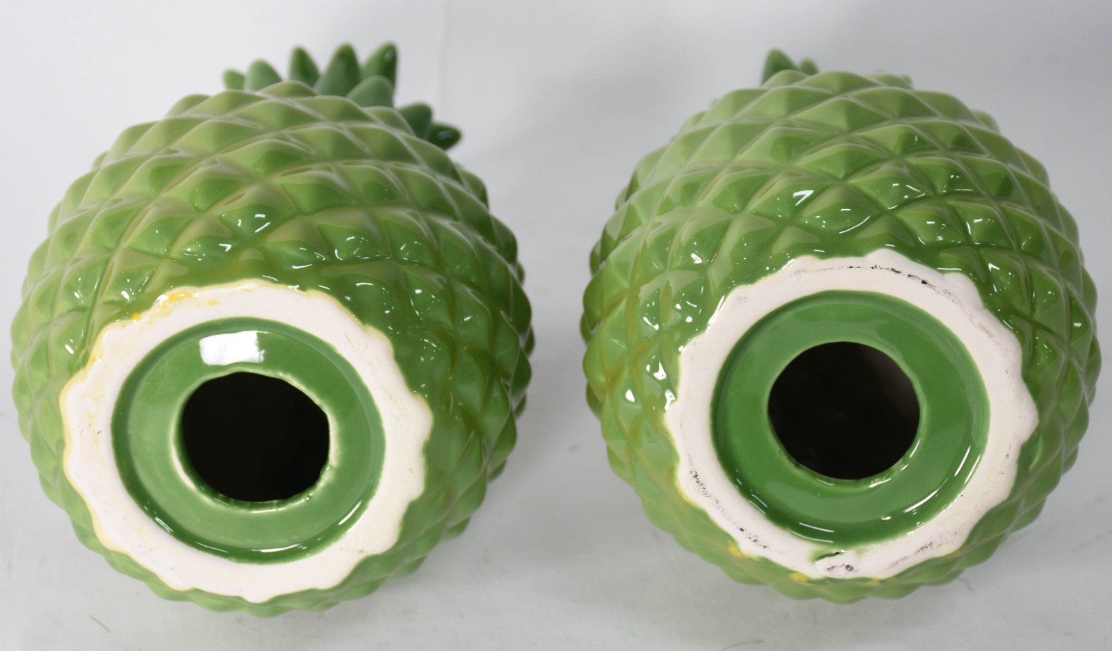 Dois abacaxis decorativos de cerâmica na cor verde. - foto 3 de 3