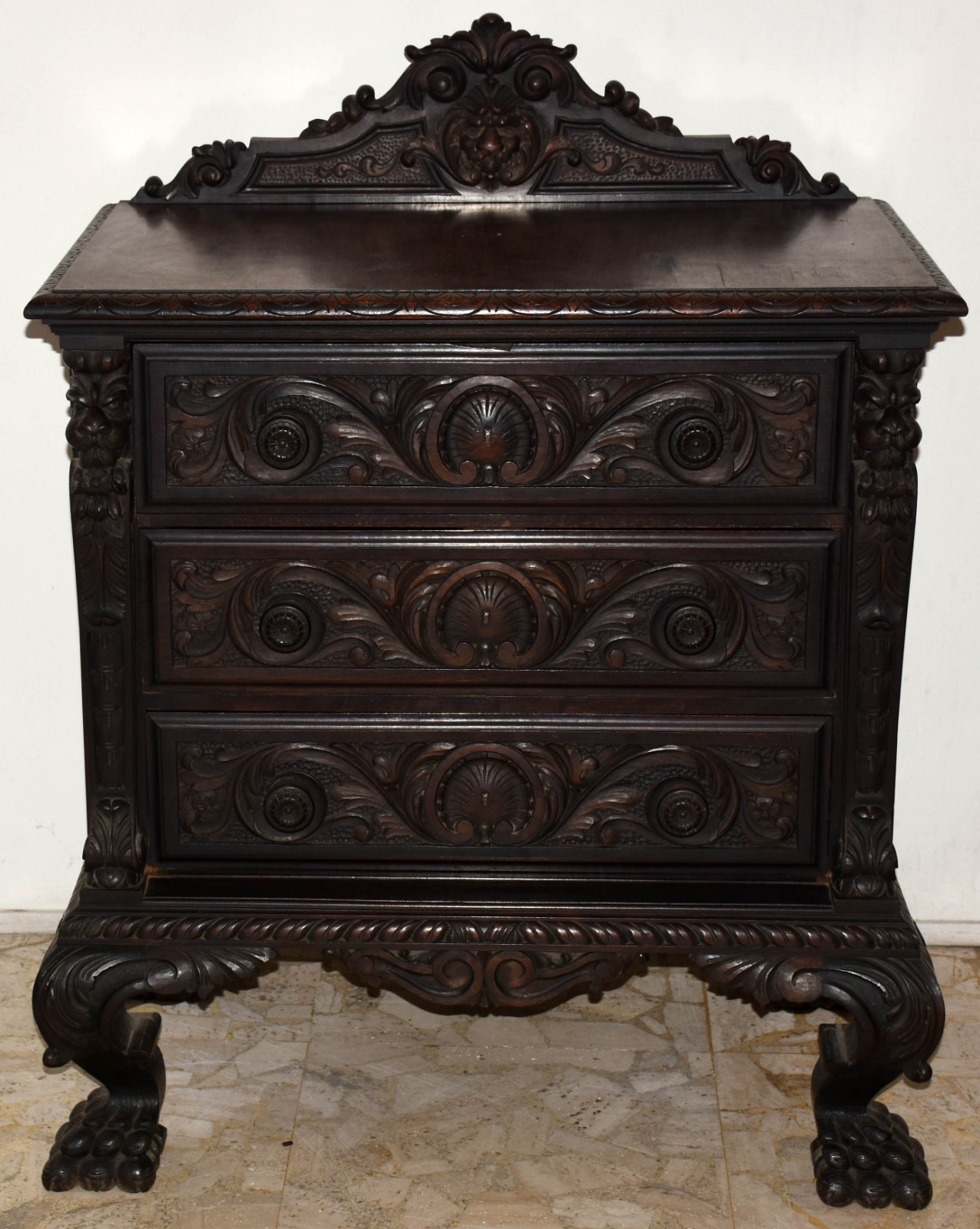 Arca/cômoda de madeira nobre com 3 gavetas ricamente entalhadas com... - foto 2 de 7