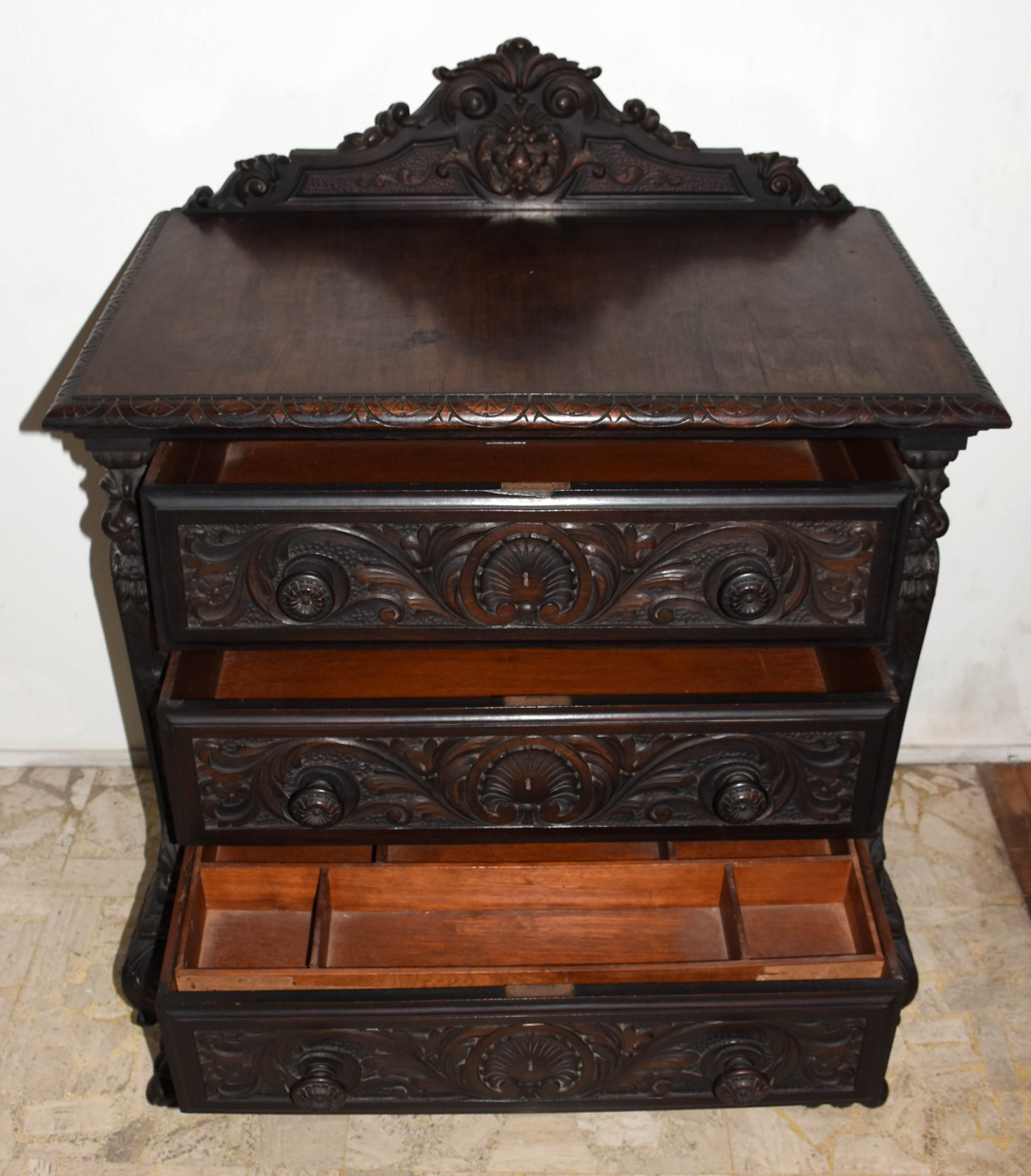 Arca/cômoda de madeira nobre com 3 gavetas ricamente entalhadas com... - foto 4 de 7