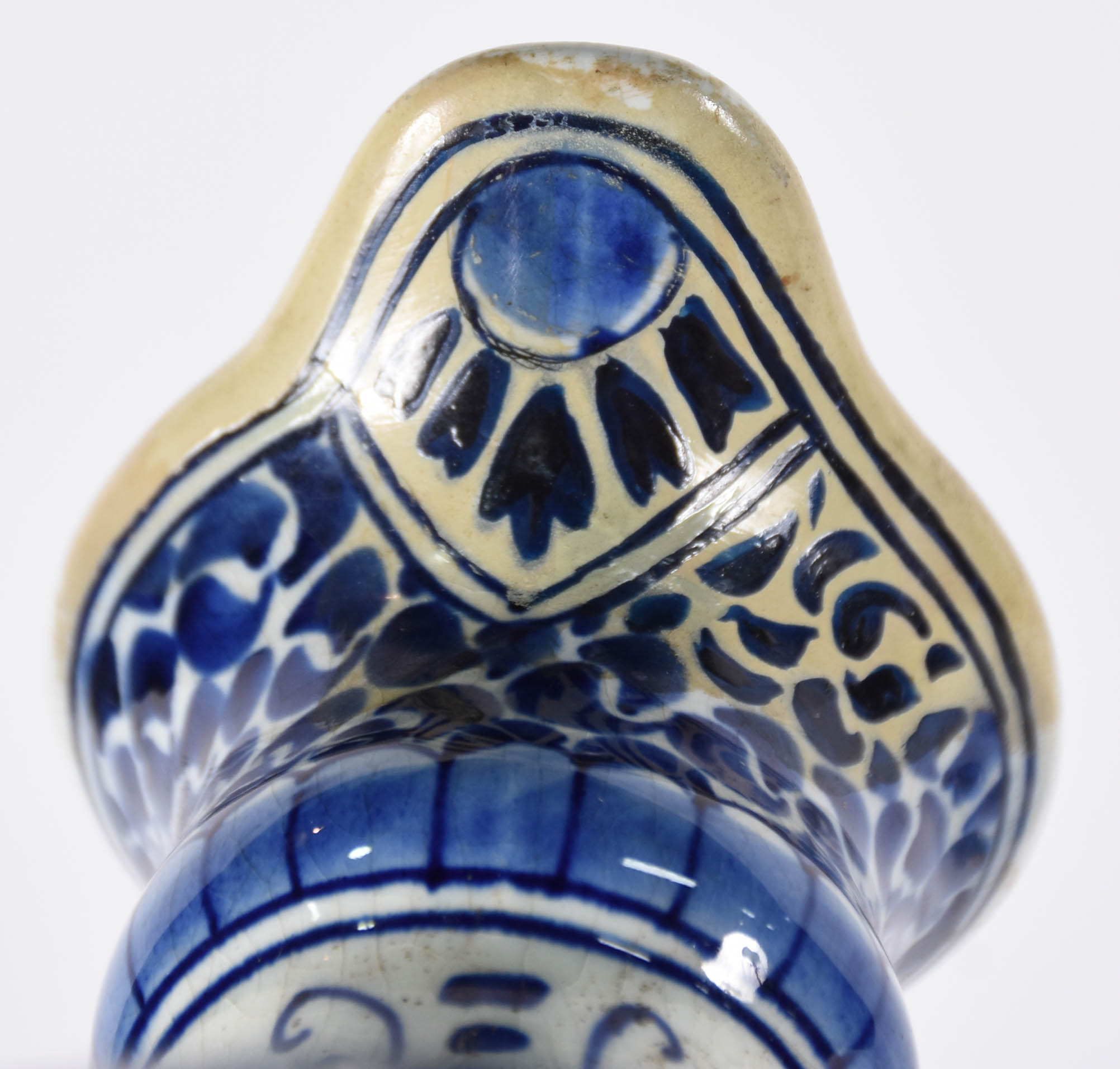 Diversas peças de porcelana, sendo vaso Velho Paris(com pequeno... - foto 6 de 10