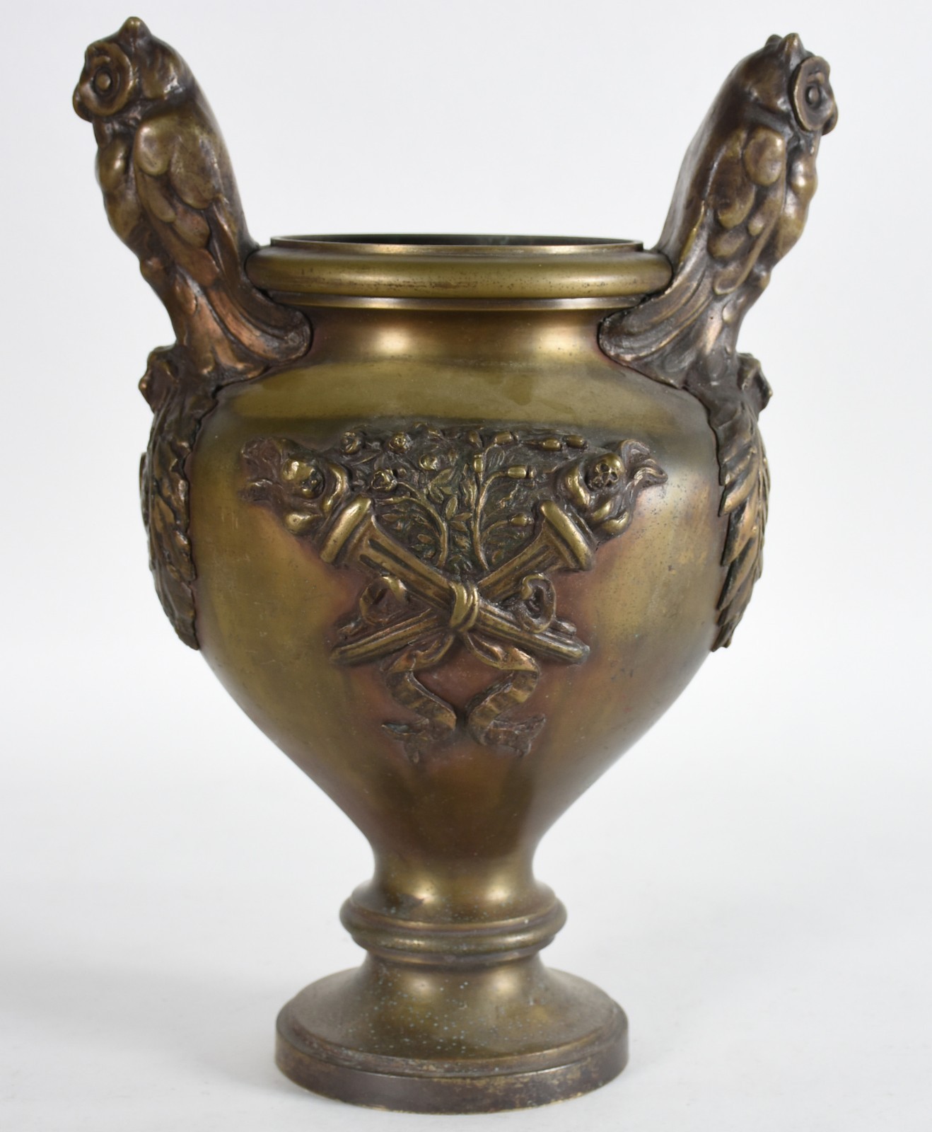 Vaso de bronze com pegas laterais na forma de corujas sobre folhas e... - foto 1 de 3