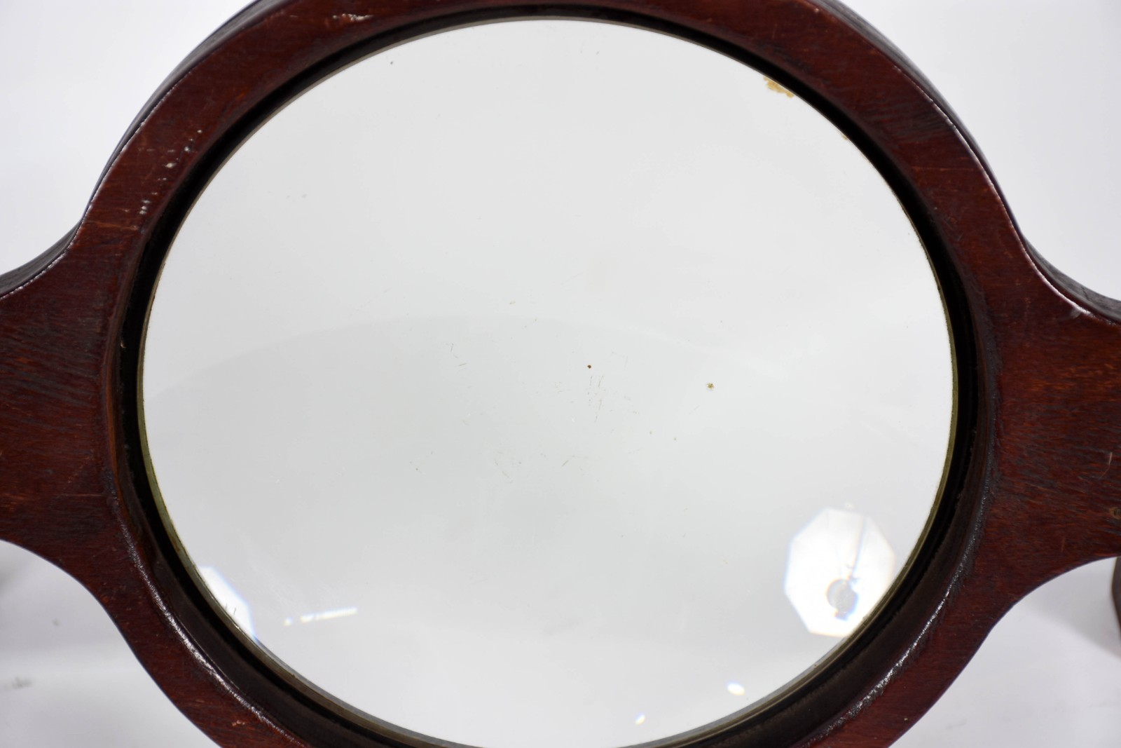 Grande lente de mesa com armação de madeira. - foto 3 de 4