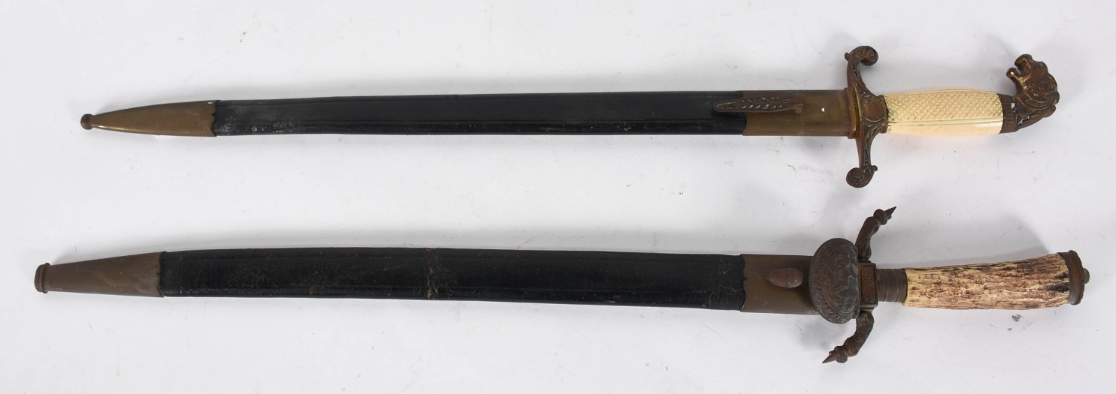 Duas antigas espadas de caça com cabos trabalhados. - foto 1 de 6