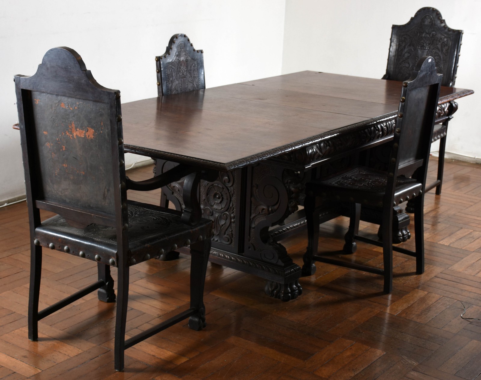 Mesa de jantar de madeira nobre, duas tábuas extensoras, base... - foto 2 de 4