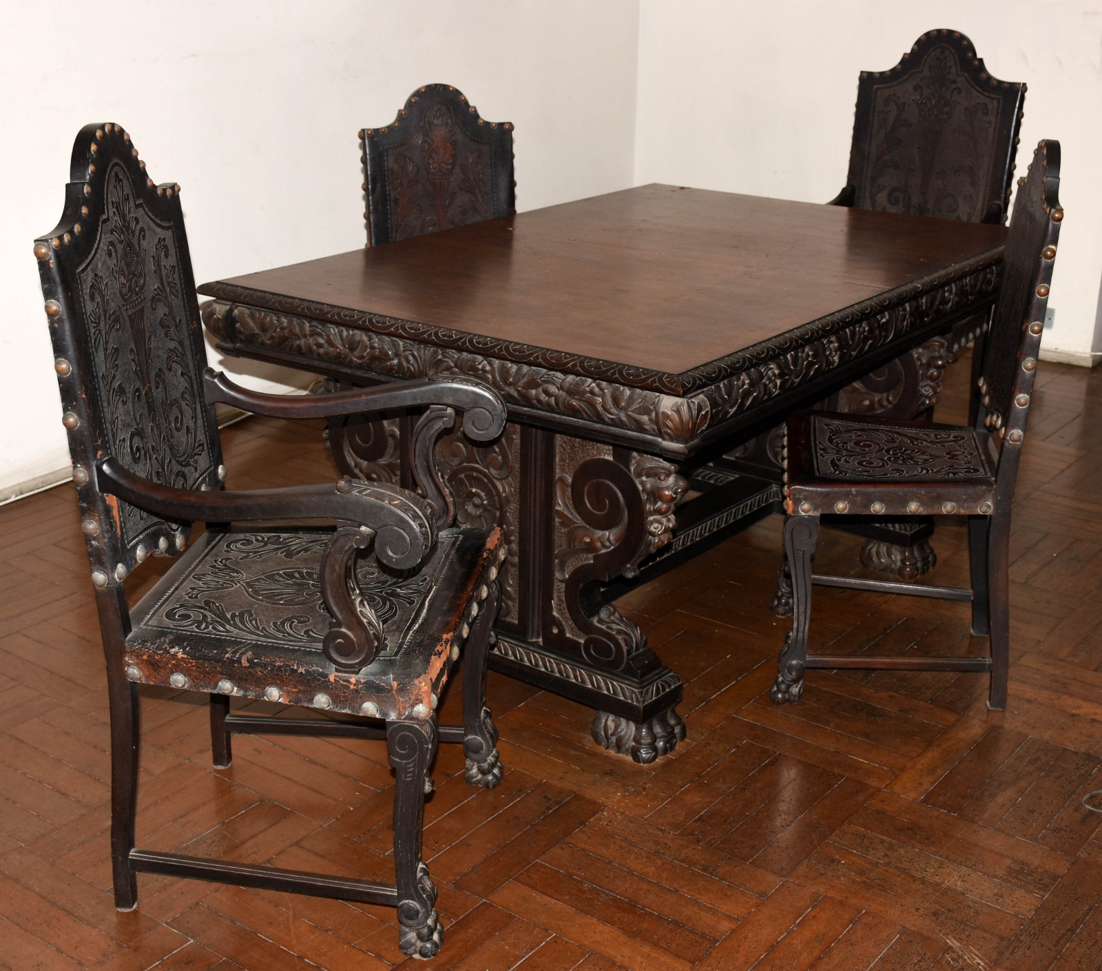 Mesa de jantar de madeira nobre, duas tábuas extensoras, base... - foto 1 de 4