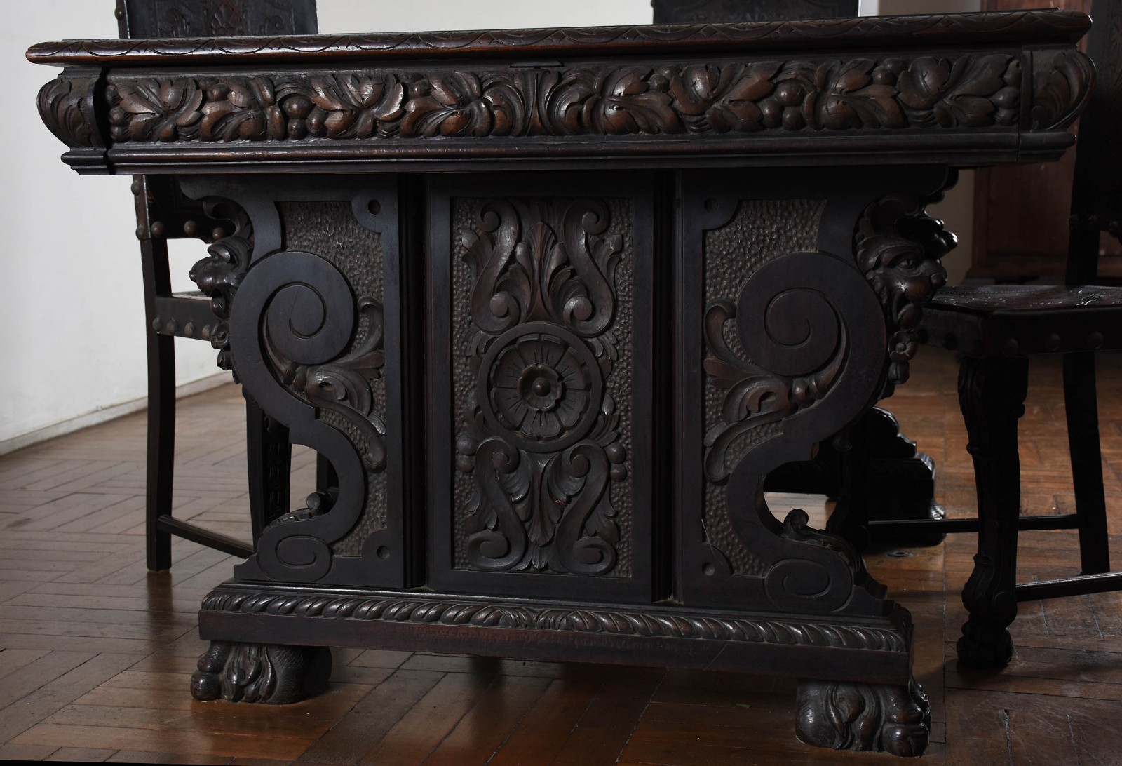 Mesa de jantar de madeira nobre, duas tábuas extensoras, base... - foto 3 de 4