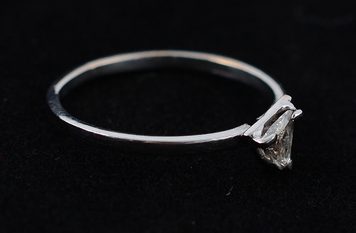 Anel de ouro branco com brilhante triangular - 1,5 g - Aro 18 - foto 1 de 2