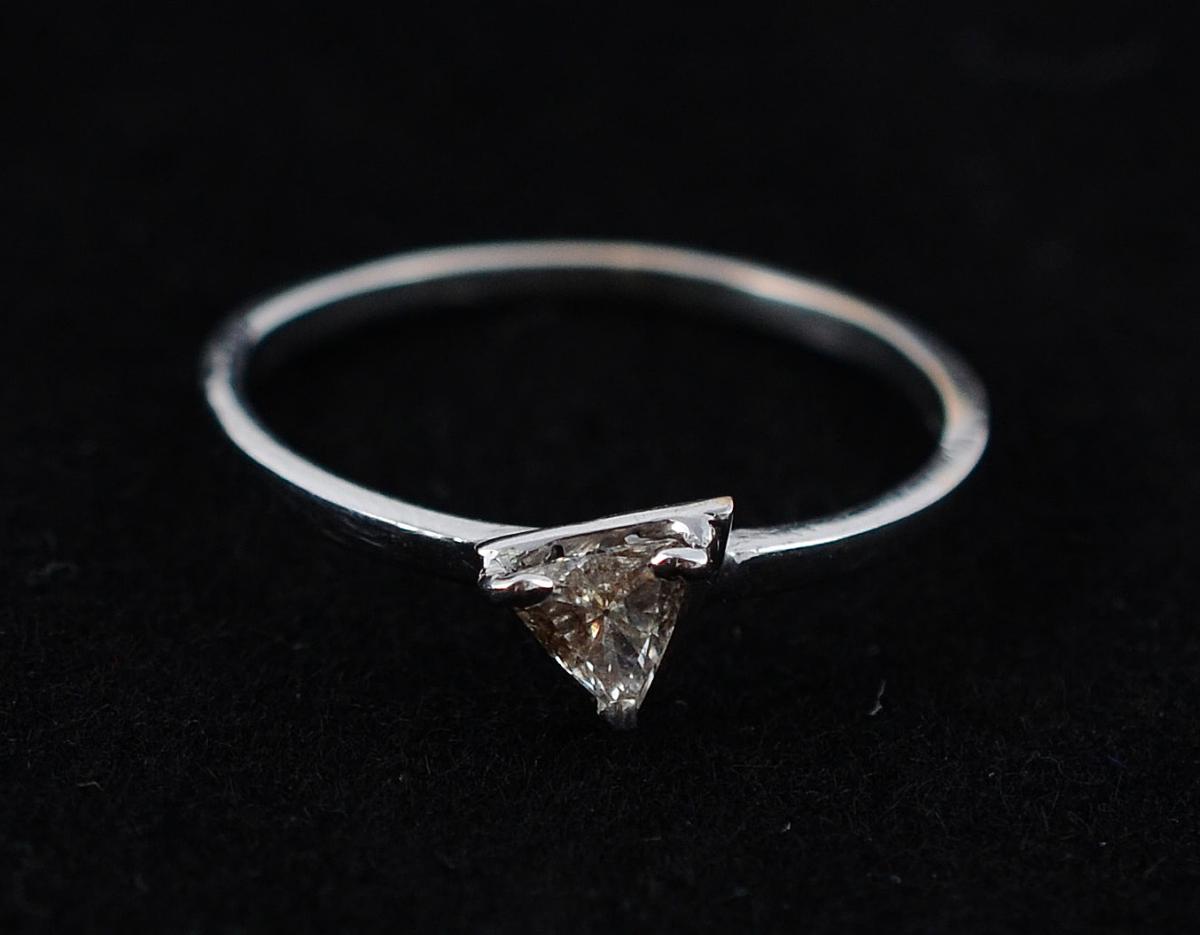Anel de ouro branco com brilhante triangular - 1,5 g - Aro 18 - foto 2 de 2