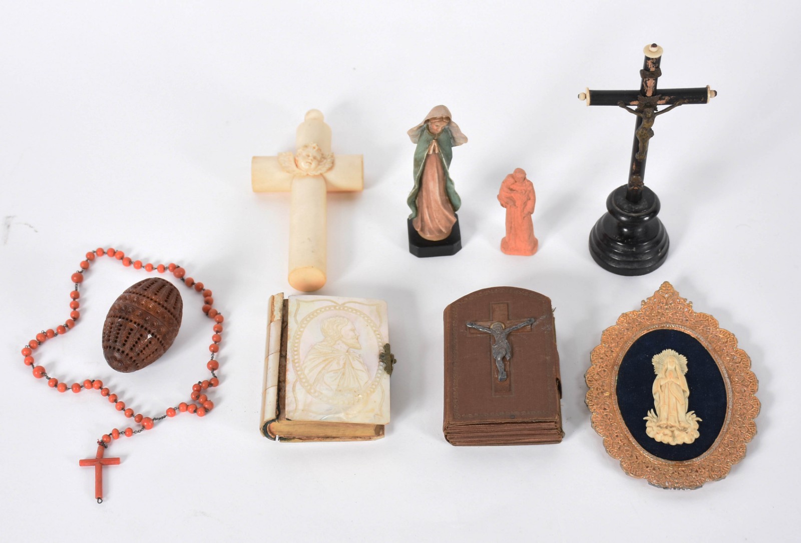 Diversas peças sacras sendo, 2 missais, 1 placa com figura de Nossa... - foto 1 de 9