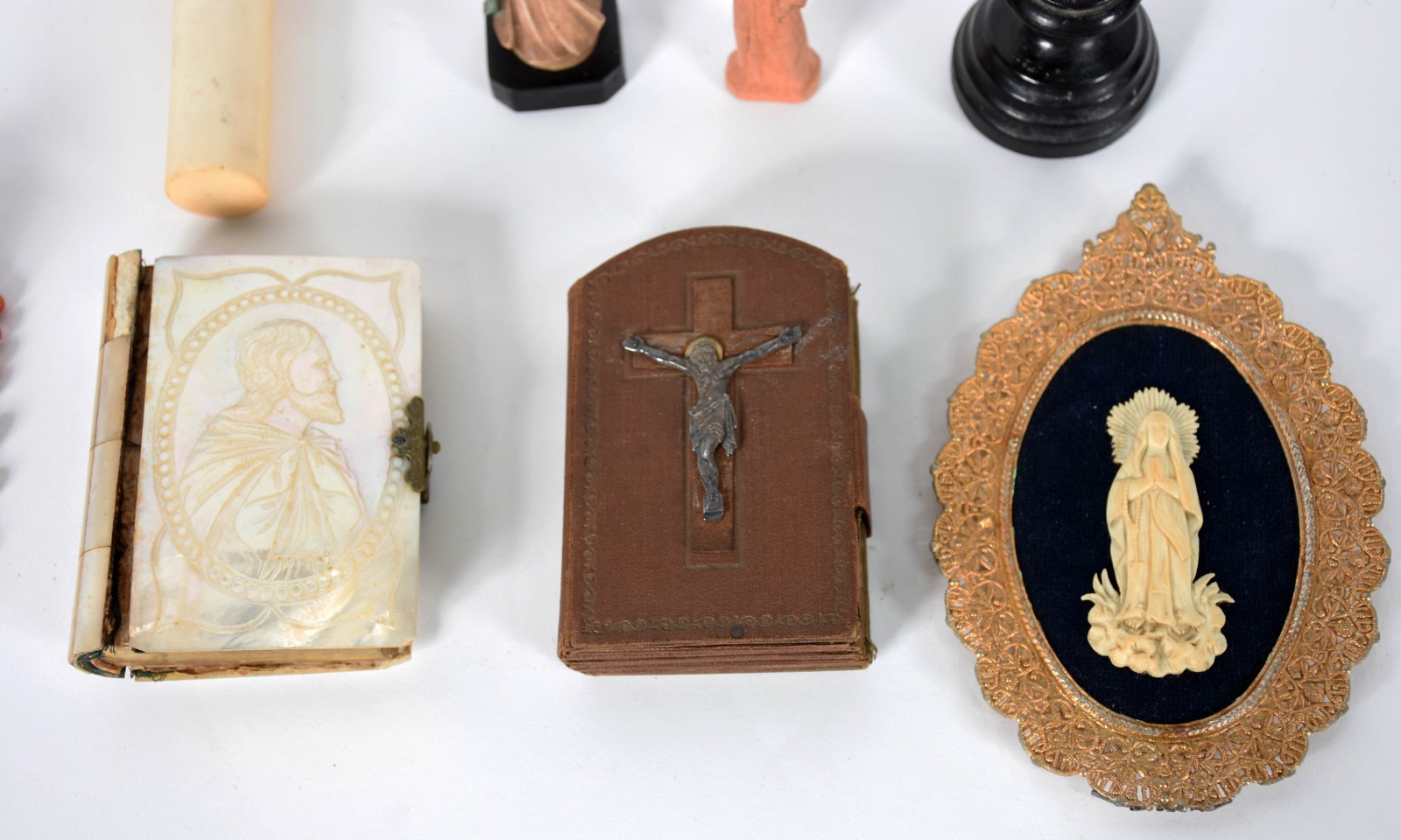 Diversas peças sacras sendo, 2 missais, 1 placa com figura de Nossa... - foto 2 de 9