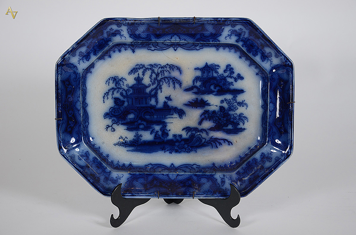 Travessa de faiança azul borrão feitio oitavado. Medidas 29 x 39 cm. - foto 1 de 2