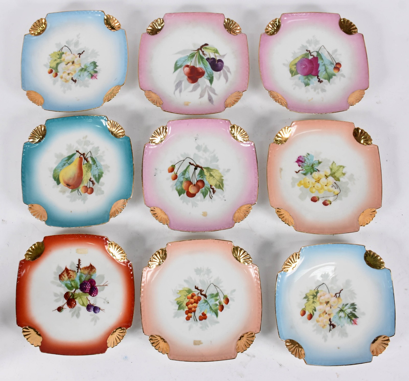 Nove pratos de porcelana européia decorados com frutas em policromia... - foto 1 de 4