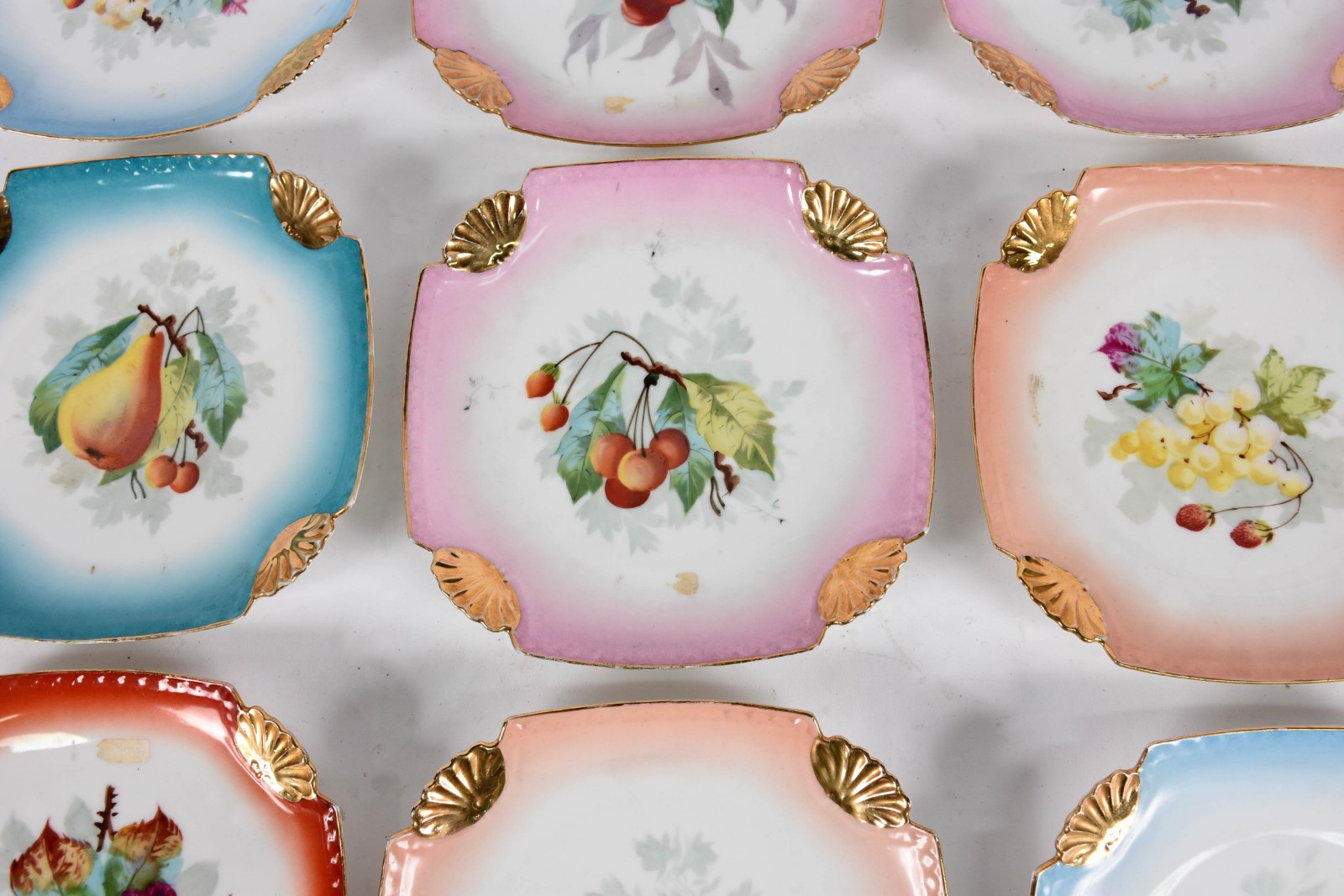Nove pratos de porcelana européia decorados com frutas em policromia... - foto 2 de 4