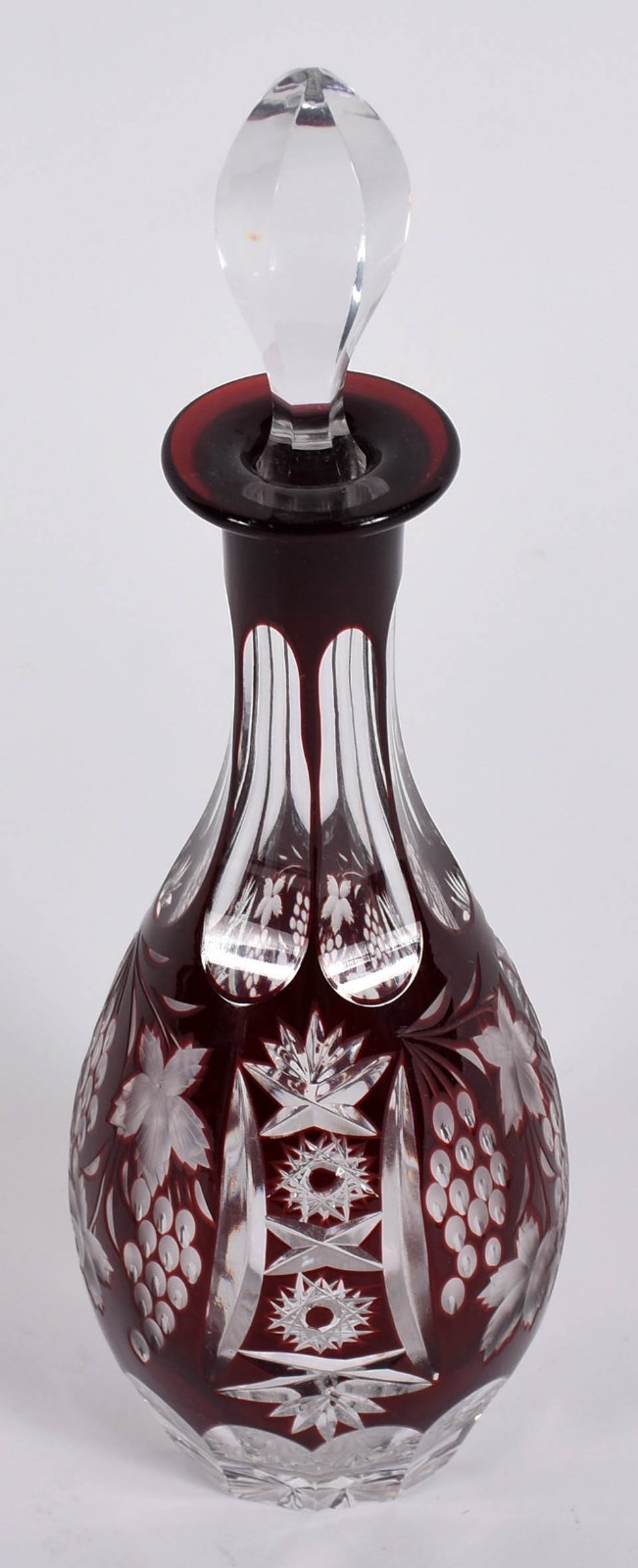 Garrafa de cristal tcheco doublé rubi lavrado com cachos de uvas. - foto 2 de 4