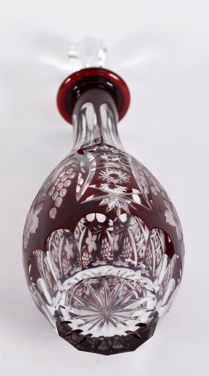 Garrafa de cristal tcheco doublé rubi lavrado com cachos de uvas. - foto 4 de 4