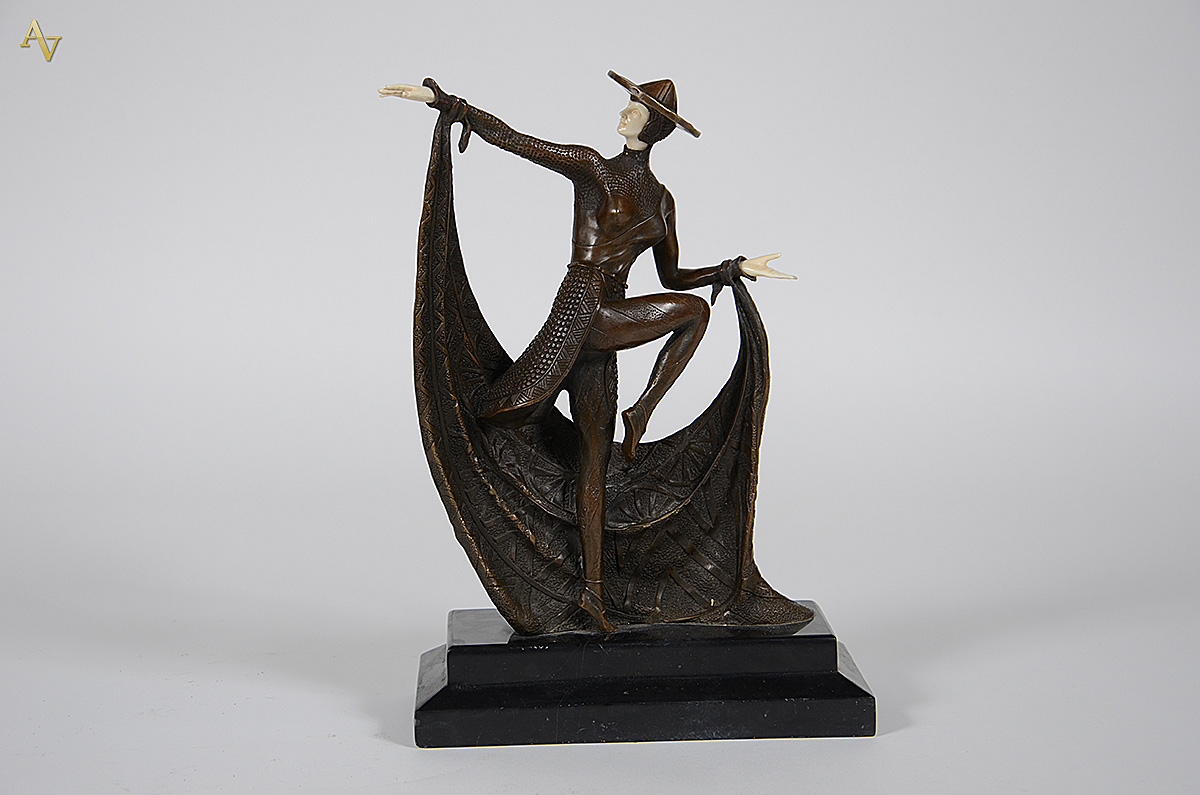 Figura Art Deco em bronze e marfim. Altura 34 cm. - foto 1 de 3