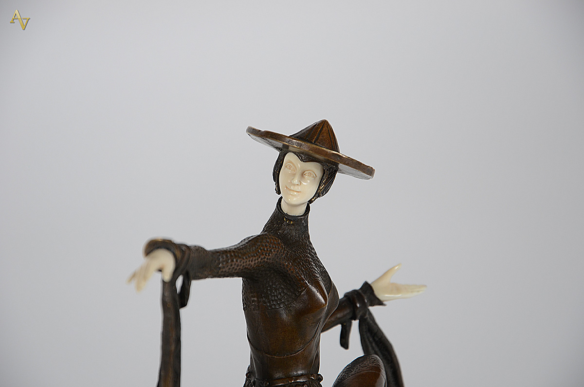 Figura Art Deco em bronze e marfim. Altura 34 cm. - foto 2 de 3