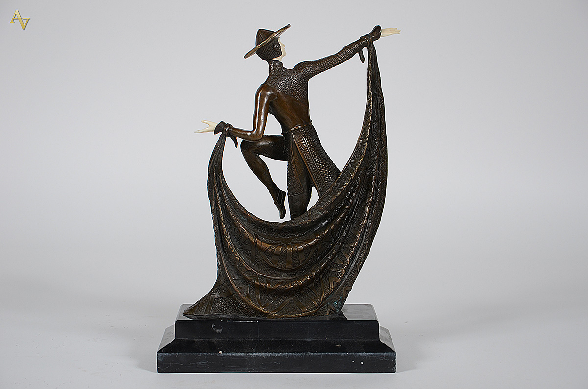 Figura Art Deco em bronze e marfim. Altura 34 cm. - foto 3 de 3