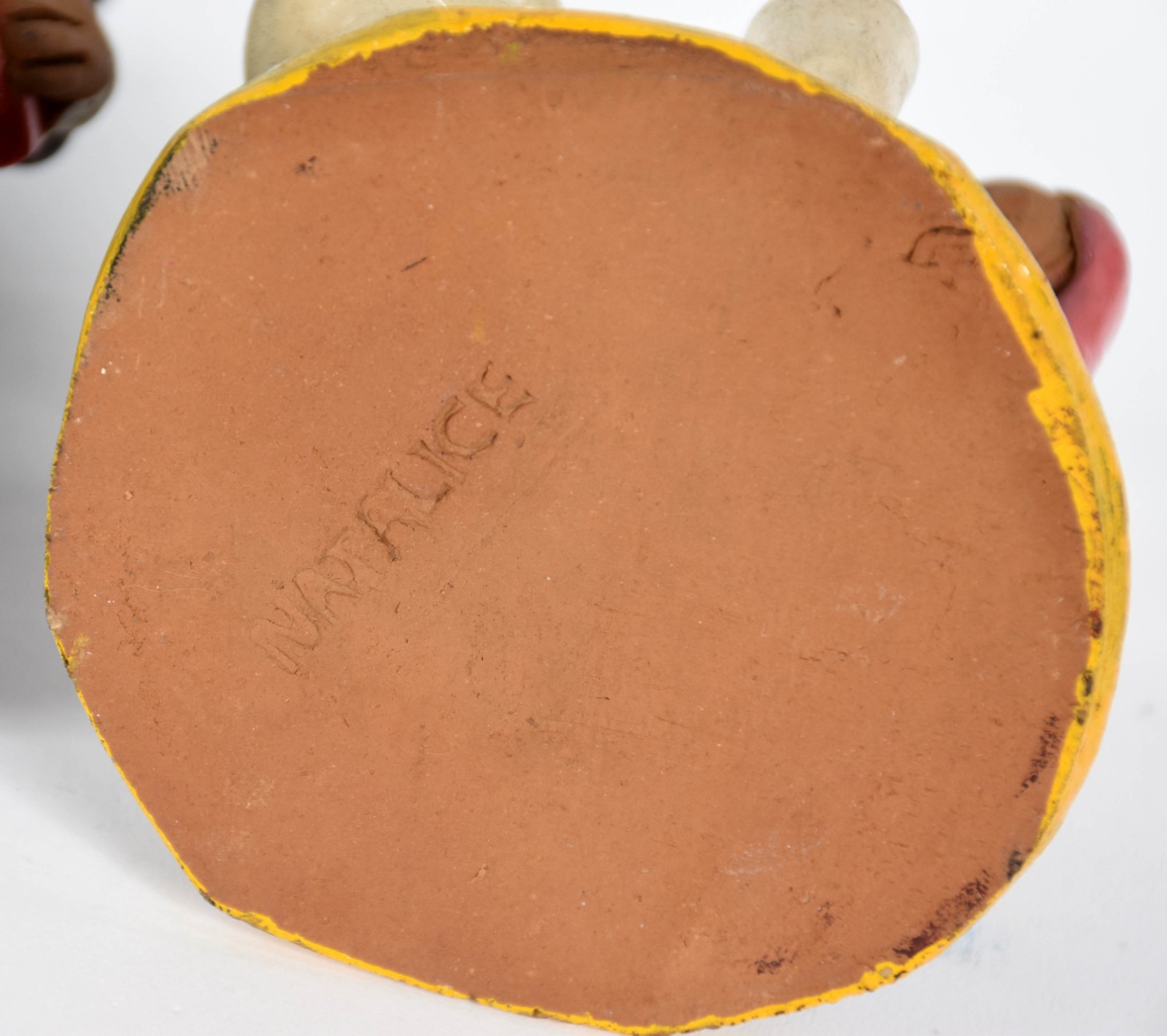 Arte popular de barro cozido e pintado à mão representando padre e... - foto 7 de 8
