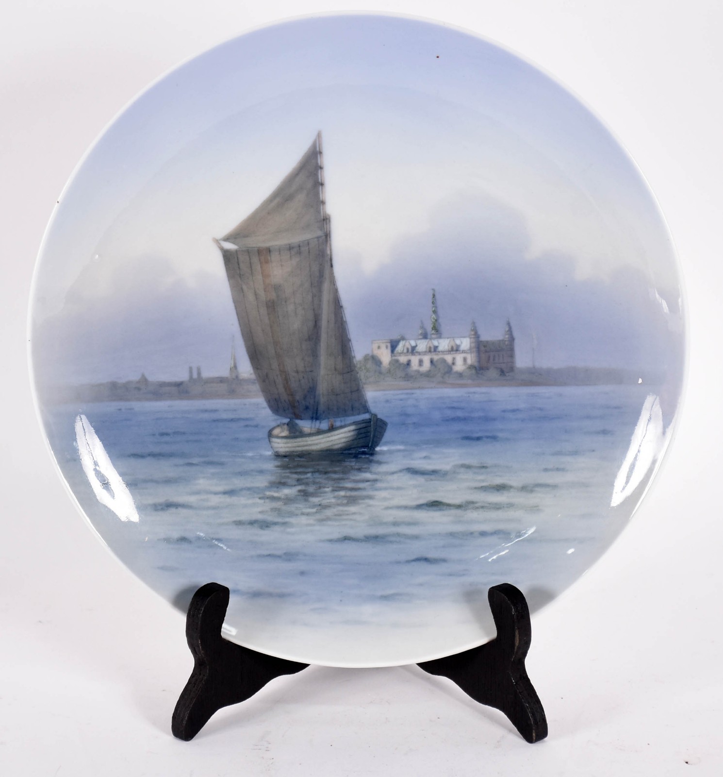 Prato de porcelana dinamarquesa com barco em policromia. - foto 1 de 3