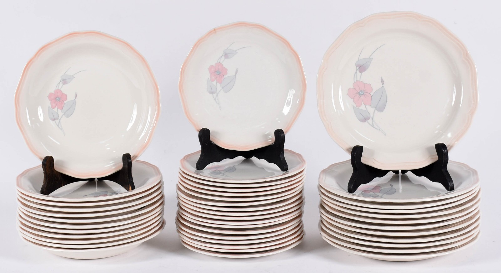 Aparelho de jantar de porcelana nacional Oxford composto de: 10... - foto 1 de 4