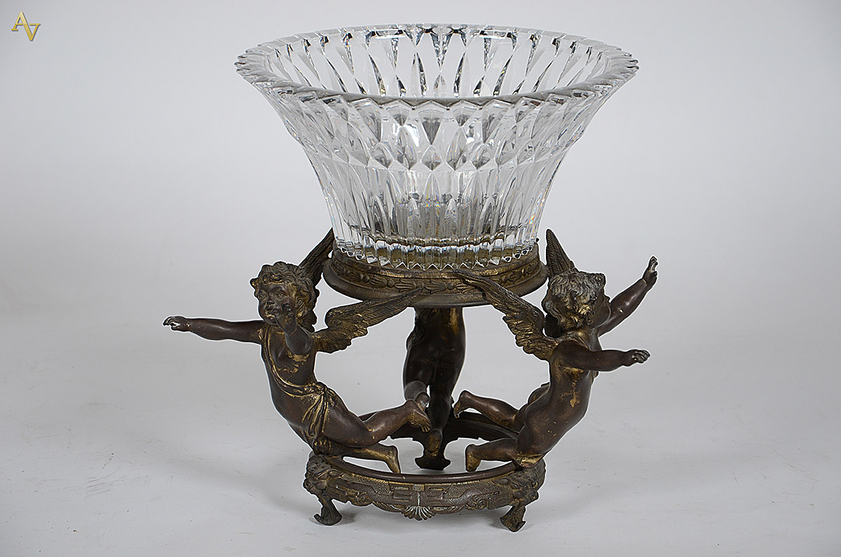 Fruteira de cristal com base de bronze representando anjos. Altura 31...