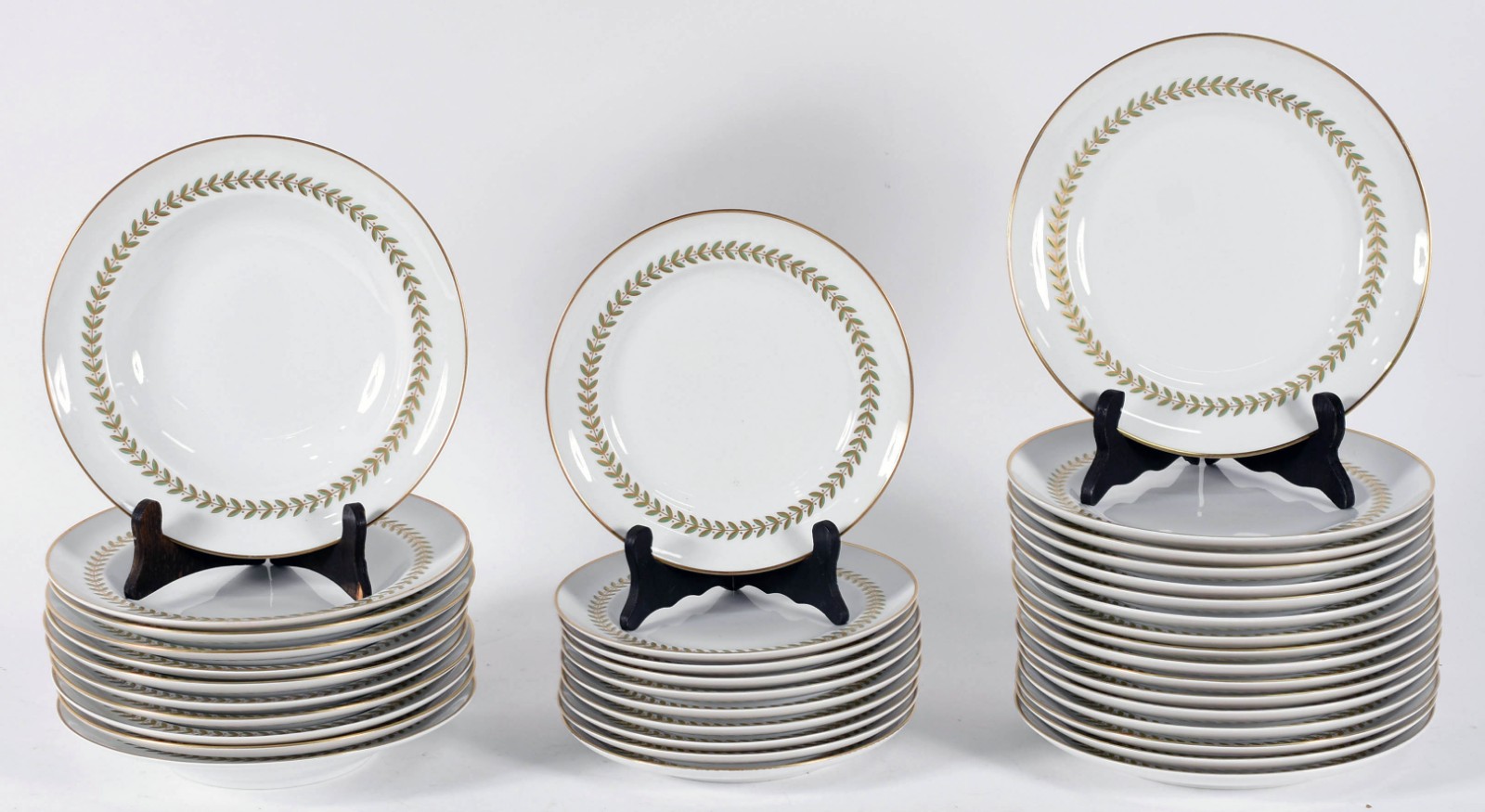 Aparelho de jantar de porcelana portuguesa Vista Alegre composto de... - foto 3 de 4