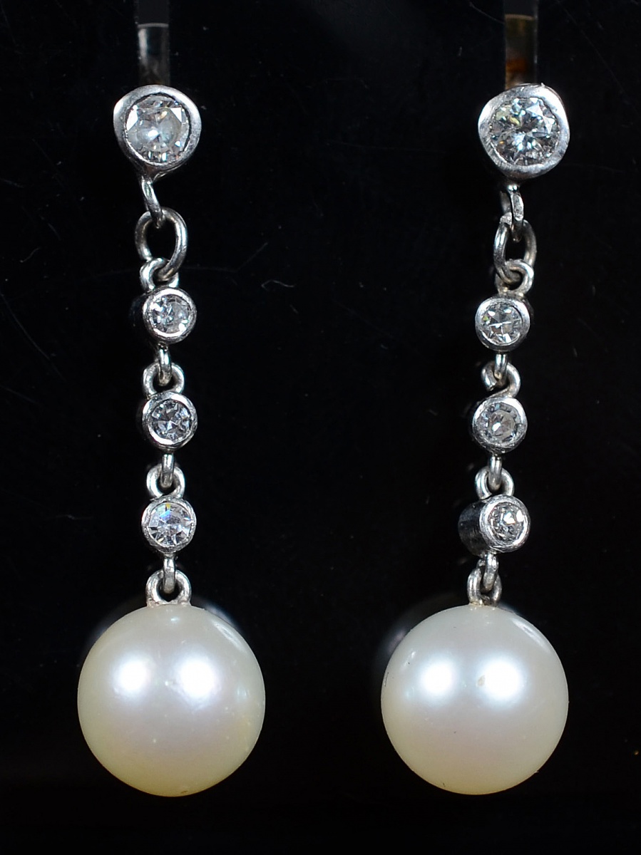 Par de brincos de ouro branco com duas pérolas e brilhantes - 4,5 g