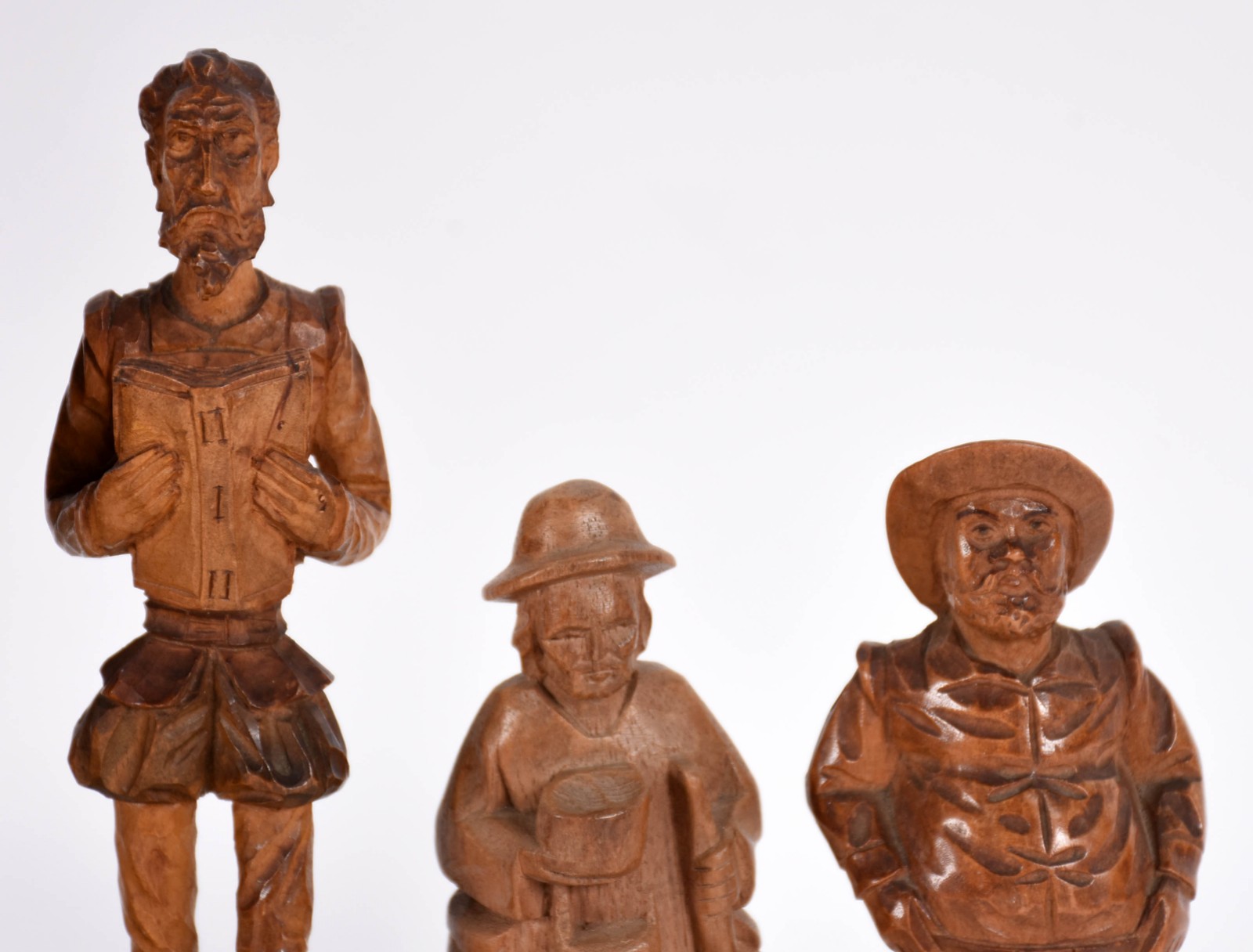 Diversas peças sendo, 5 estatuetas de madeira entalhada e tinteiro. - foto 2 de 8