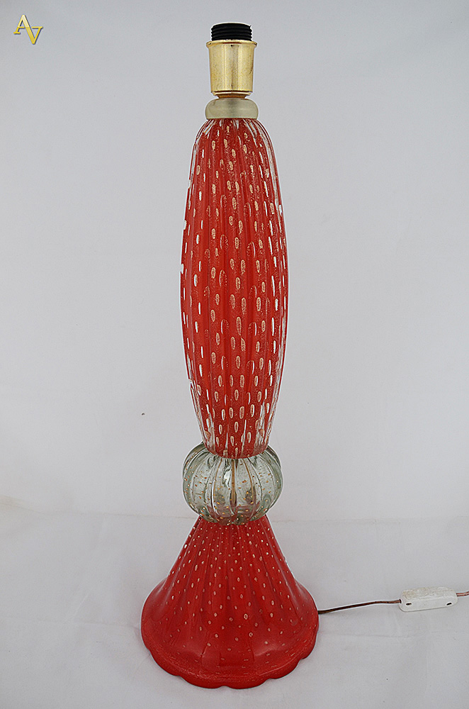 Pé de abajour de murano com pó de ouro na cor laranja. Altura 60 cm.