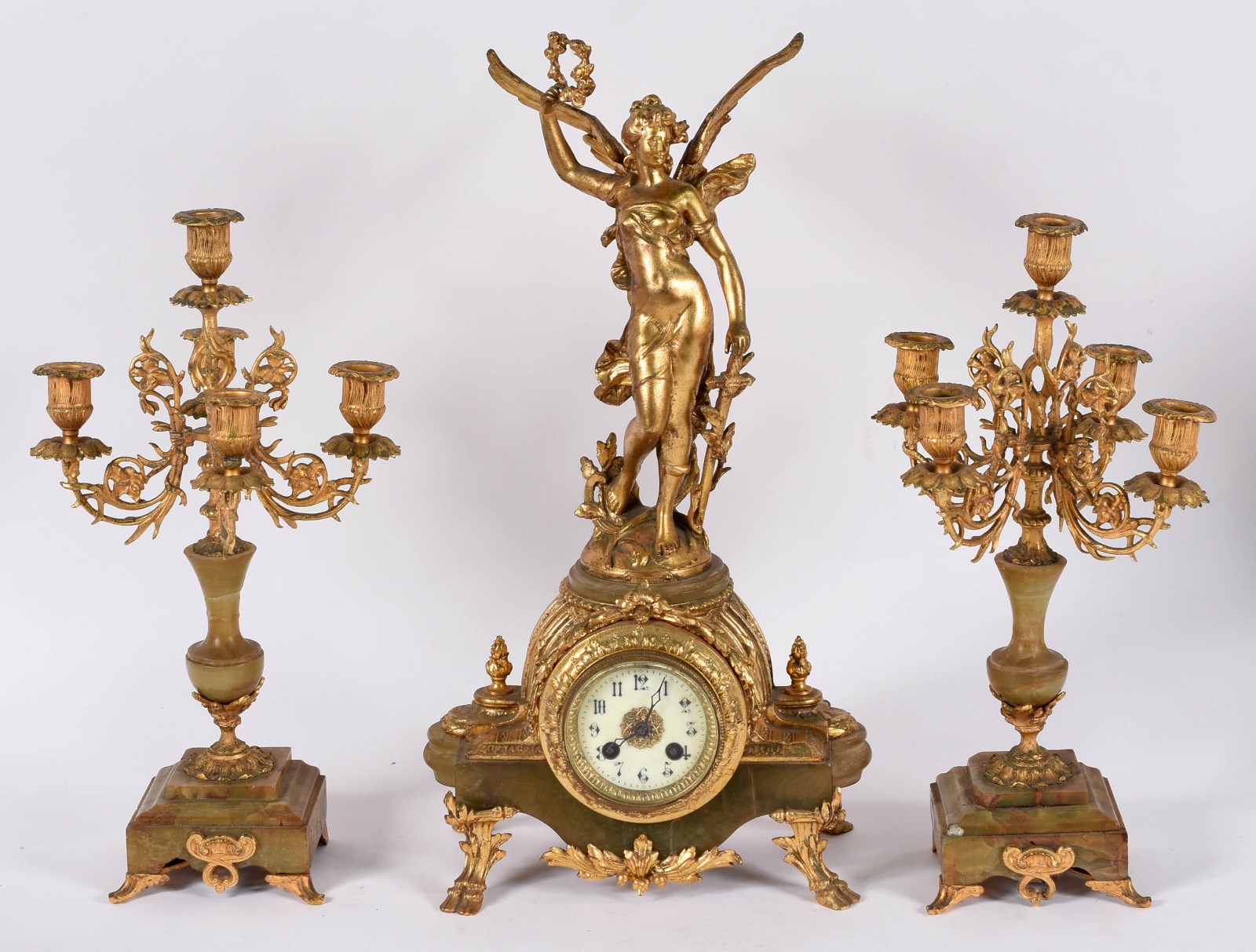 Terno de metal dourado com relógio e par de candelabros para cinco... - foto 1 de 9
