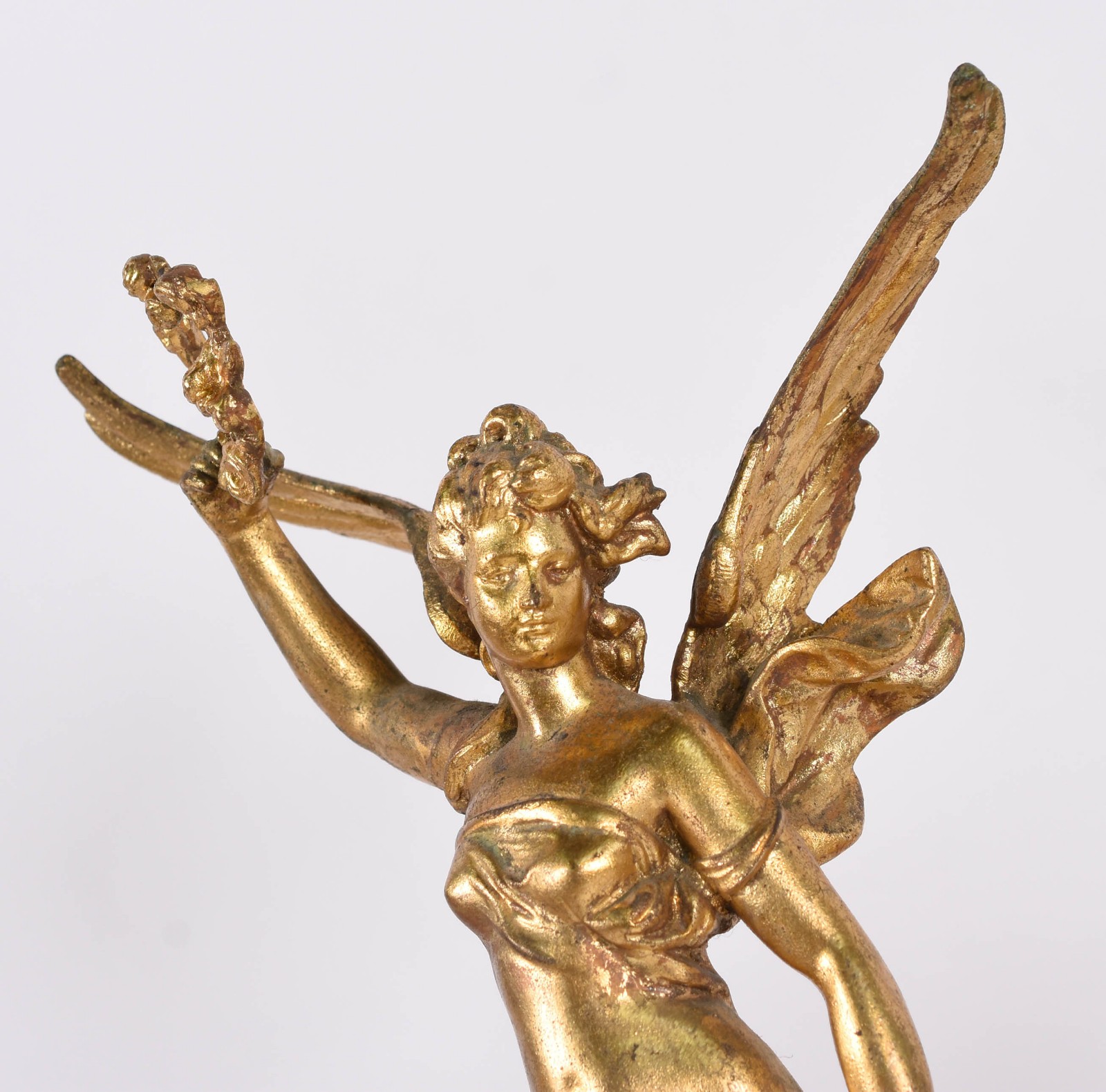 Terno de metal dourado com relógio e par de candelabros para cinco... - foto 2 de 9