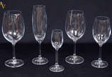 Conjunto de 30 cálices em Cristal da Bohemia se... - Conjunto de 30 cálices em Cristal da Bohemia sendo: 6 p/ licor, 6 p/ champagne, 6 p/ água, 6 p/ vinho tinto e 6 p/ vinho branco. Total: 30 peças