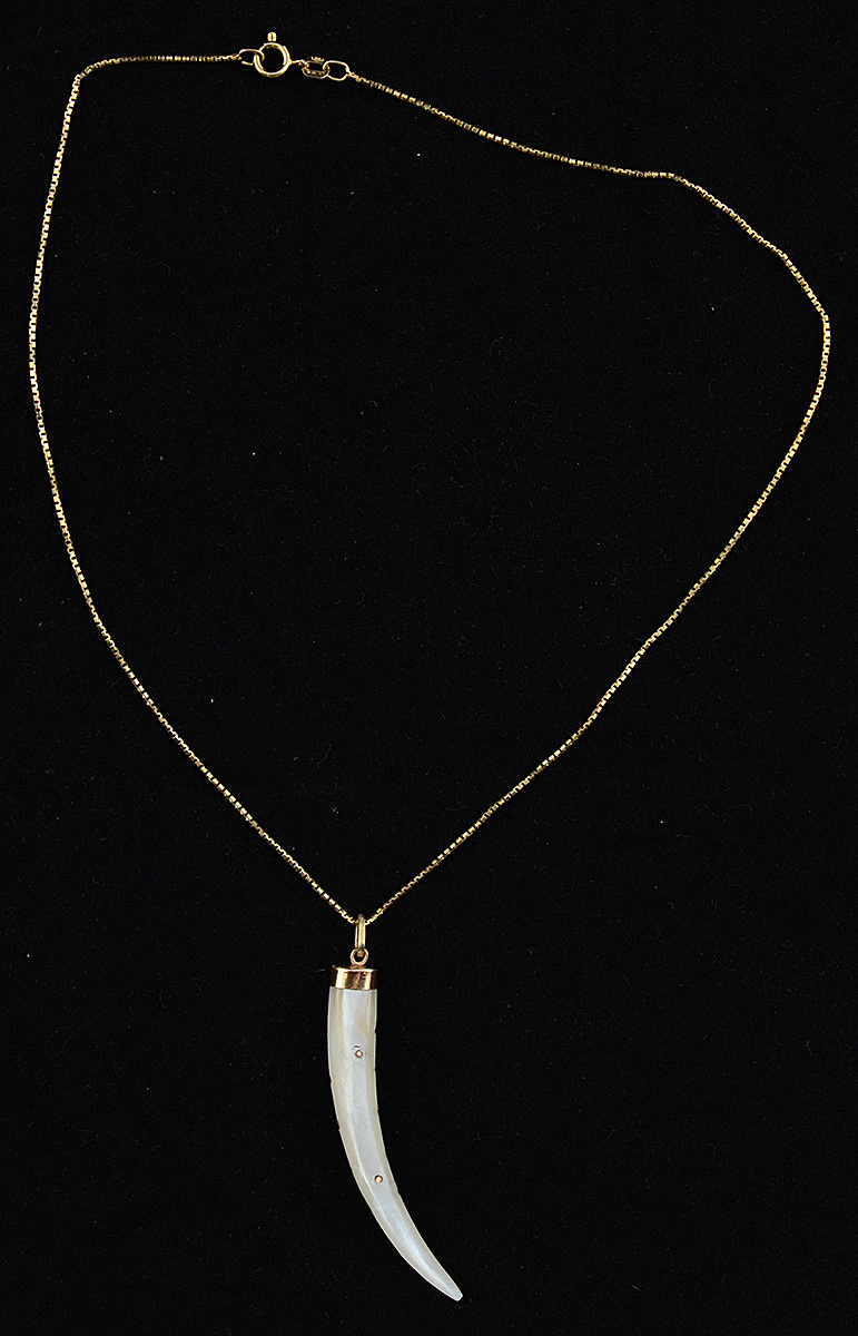 Pendente e seu cordão de ouro 18 k e madrepérola, presa de elefante... - foto 2 de 2