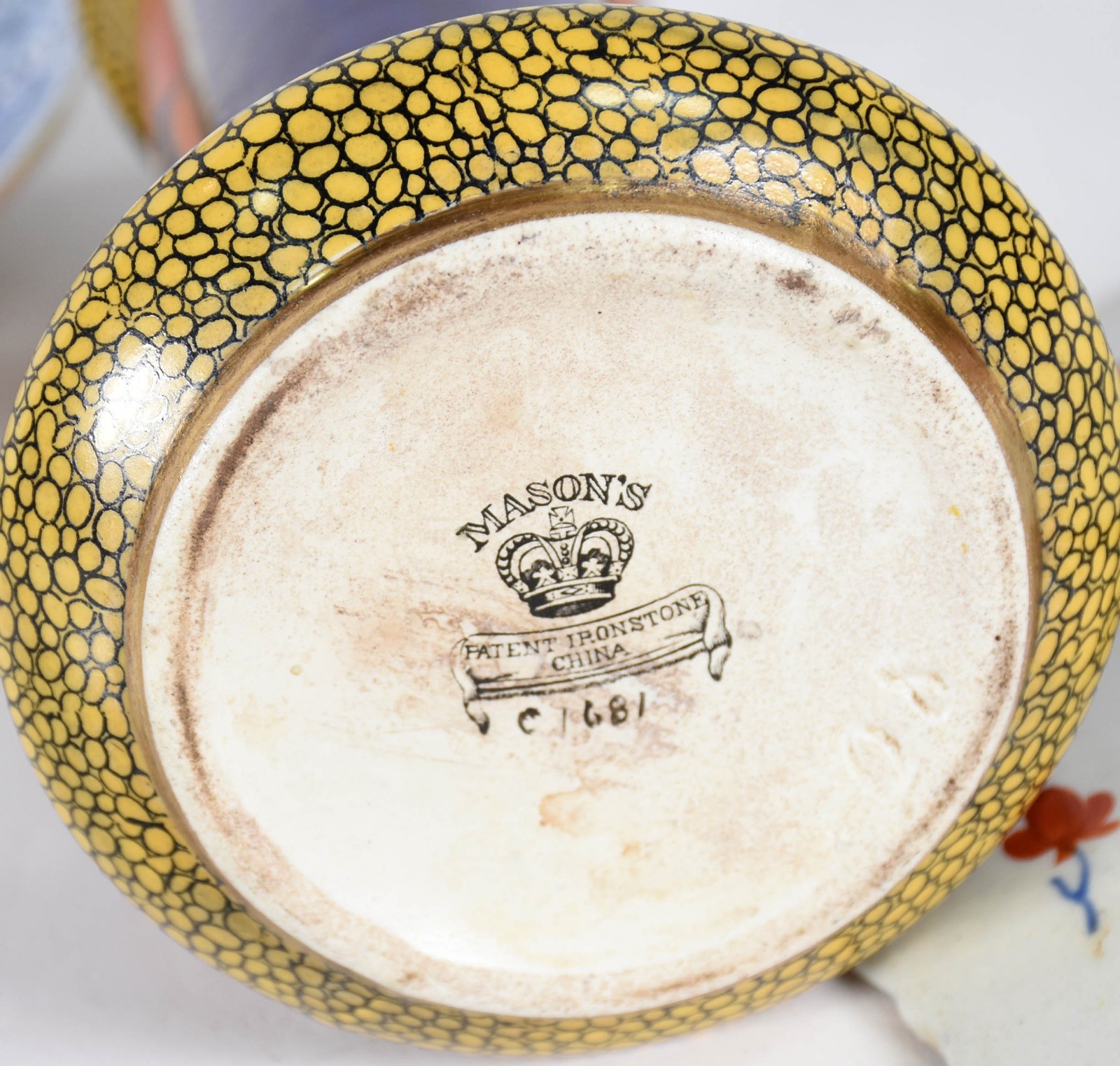Diversas peças de porcelana sendo, 5 pratos, 1 cachepot oriental e 2... - foto 6 de 8