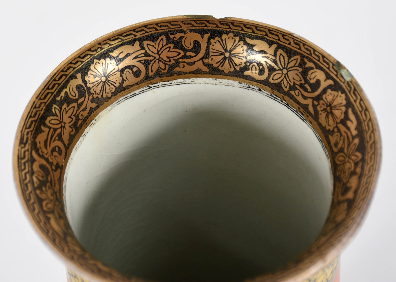Diversas peças de porcelana sendo, 5 pratos, 1 cachepot oriental e 2... - foto 8 de 8