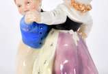 Estatueta de porcelana europeia ENS policromada... - Estatueta de porcelana europeia ENS policromada representando casal dançando.