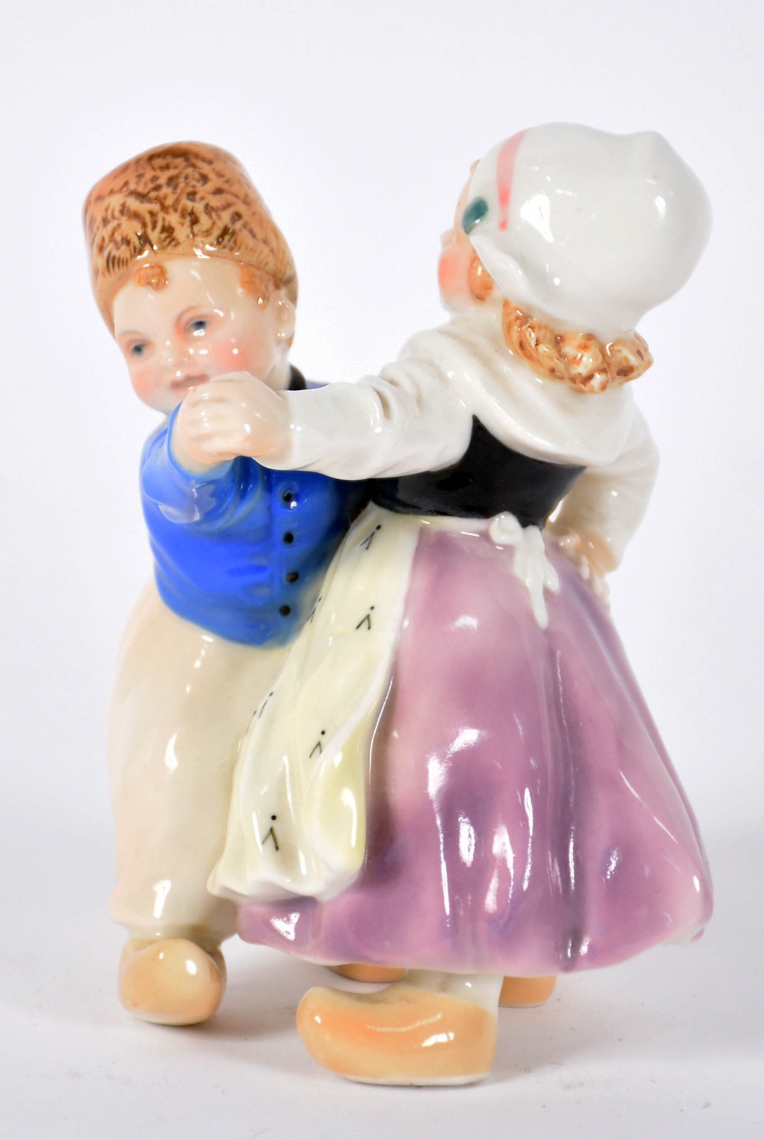 Estatueta de porcelana europeia ENS policromada representando casal... - foto 1 de 4