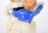 Estatueta de porcelana europeia ENS policromada... - Estatueta de porcelana europeia ENS policromada representando casal dançando.