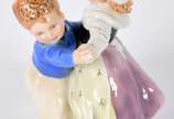 Estatueta de porcelana europeia ENS policromada... - Estatueta de porcelana europeia ENS policromada representando casal dançando.