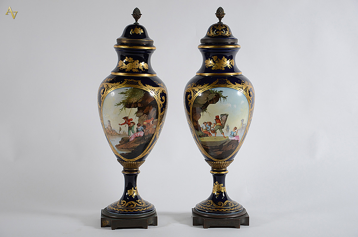 Par de ânforas de porcelana francesa, pintura de cena galante sobre... - foto 1 de 2