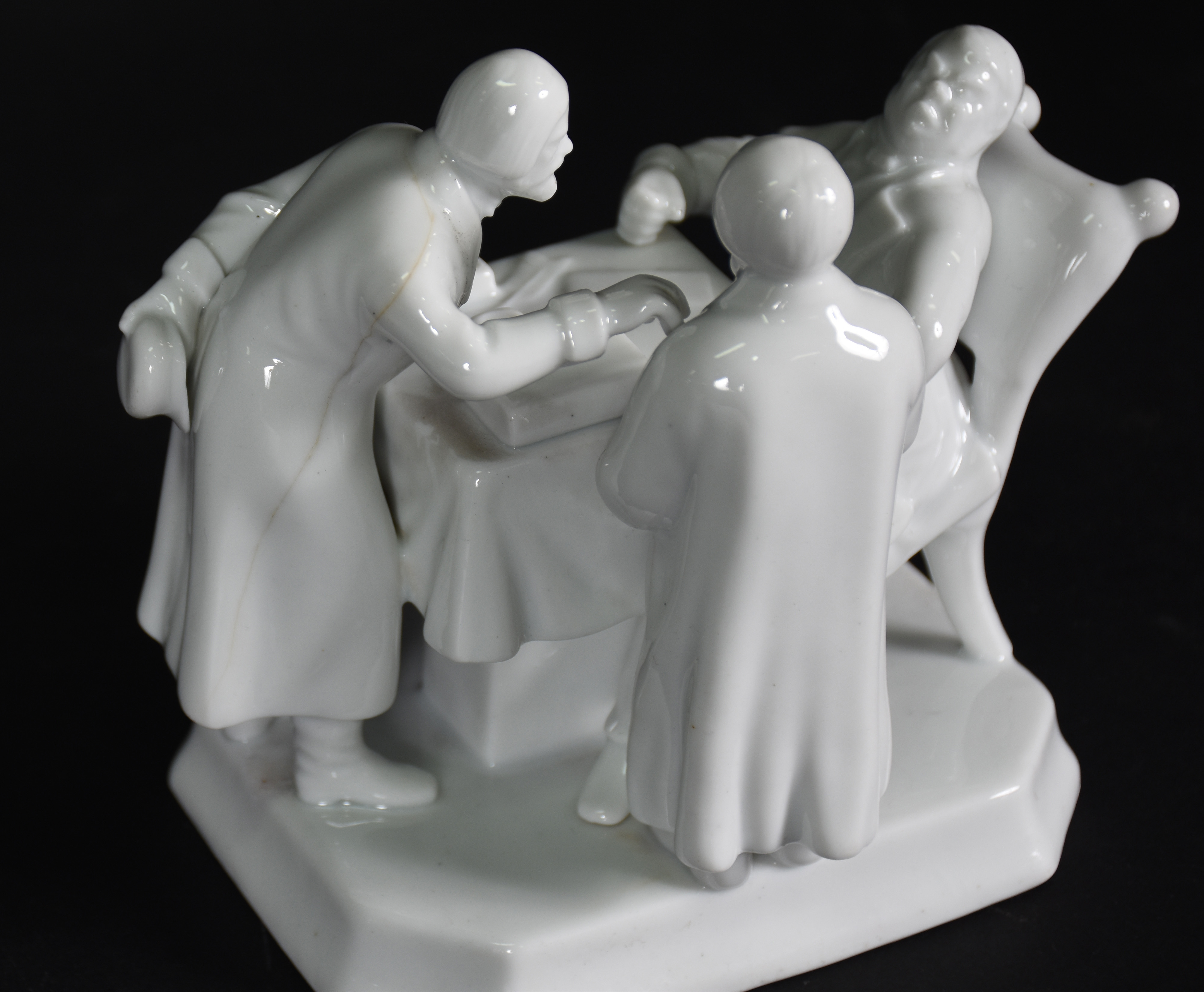 Grupo escultórico de porcelana europeia branca com 3 figuras... - foto 5 de 6