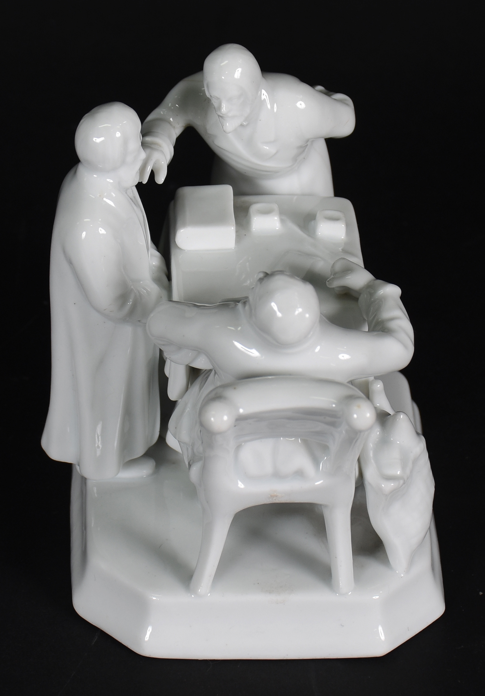 Grupo escultórico de porcelana europeia branca com 3 figuras... - foto 3 de 6