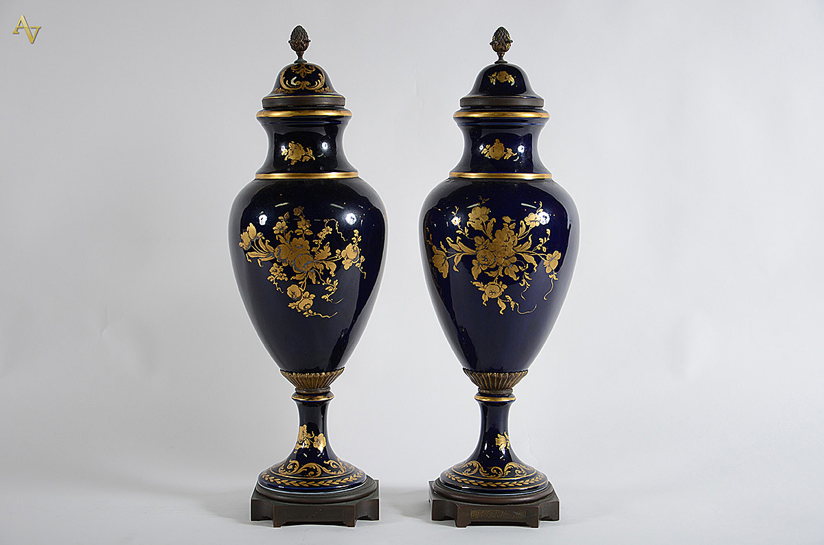 Par de ânforas de porcelana francesa, pintura de cena galante sobre... - foto 2 de 2