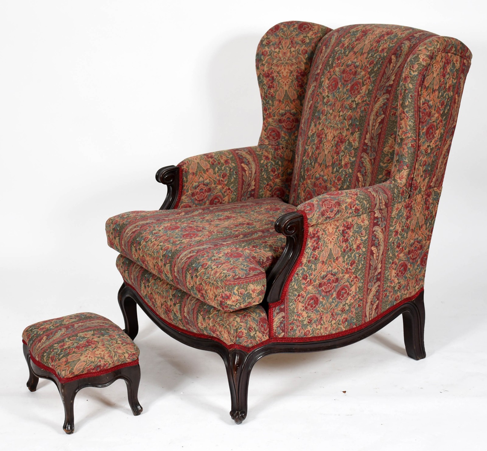 Bergere estofada com pés de madeira estilo Luis XV, acompanha pequena... - foto 1 de 5