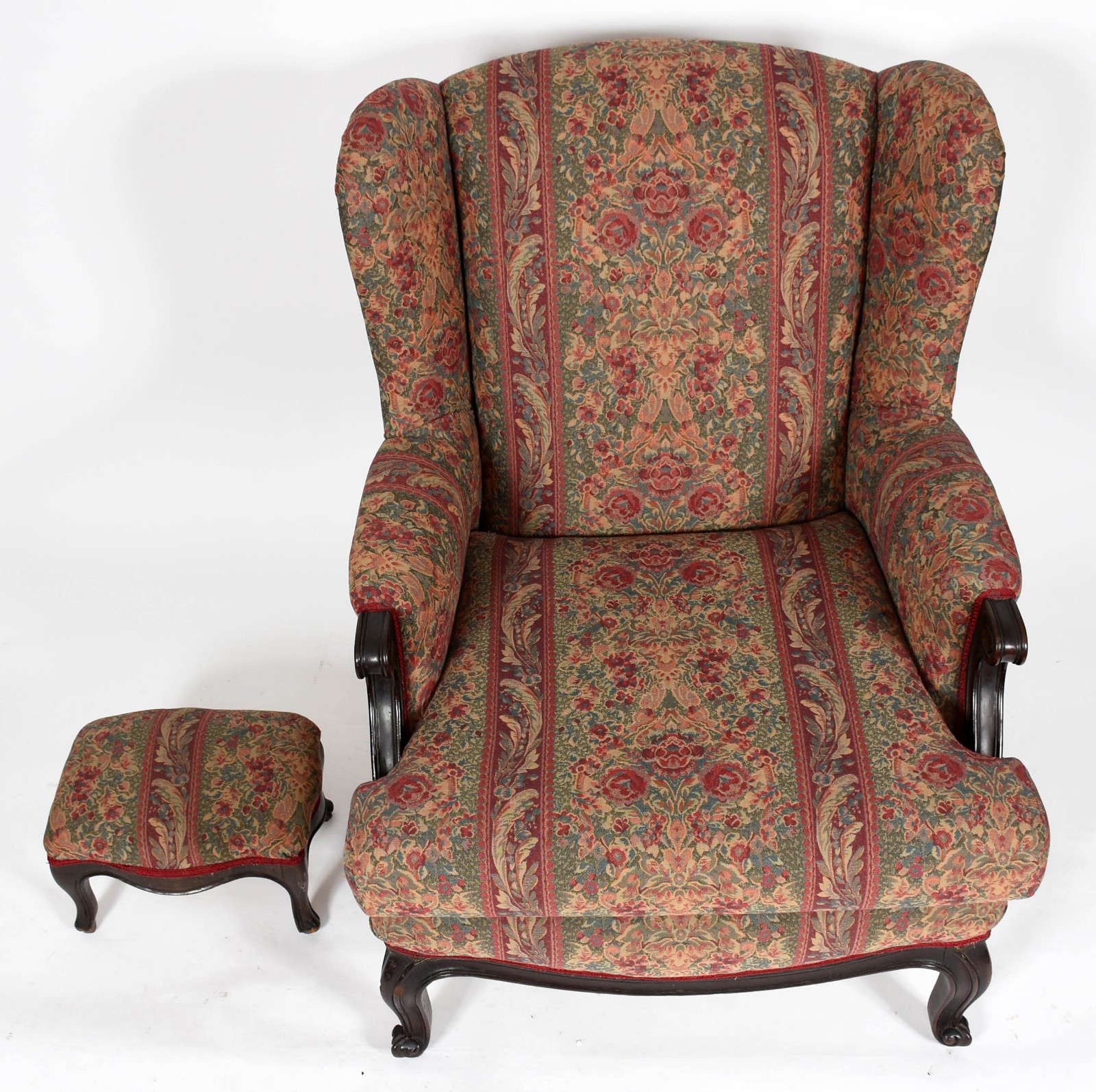 Bergere estofada com pés de madeira estilo Luis XV, acompanha pequena... - foto 2 de 5