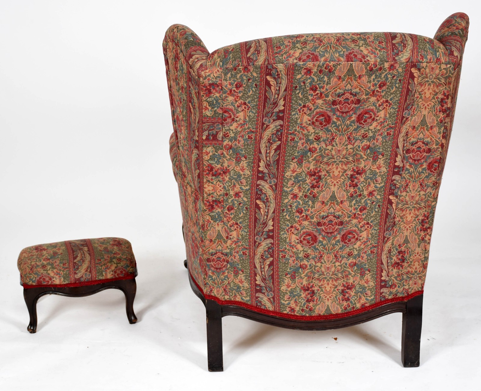 Bergere estofada com pés de madeira estilo Luis XV, acompanha pequena... - foto 3 de 5