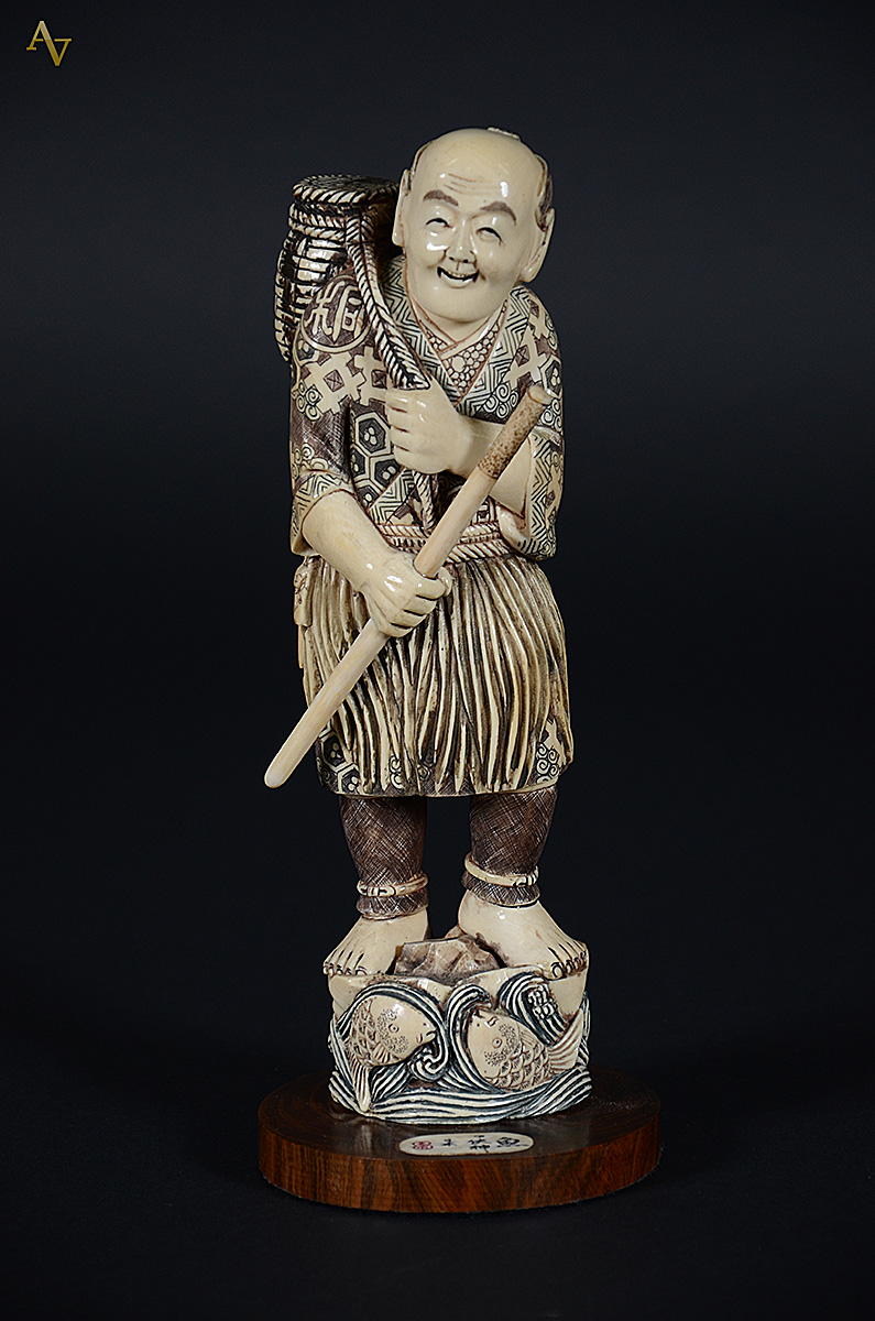 Escultura de marfim representando Figura masculina. Assinada. Altura... - foto 1 de 3