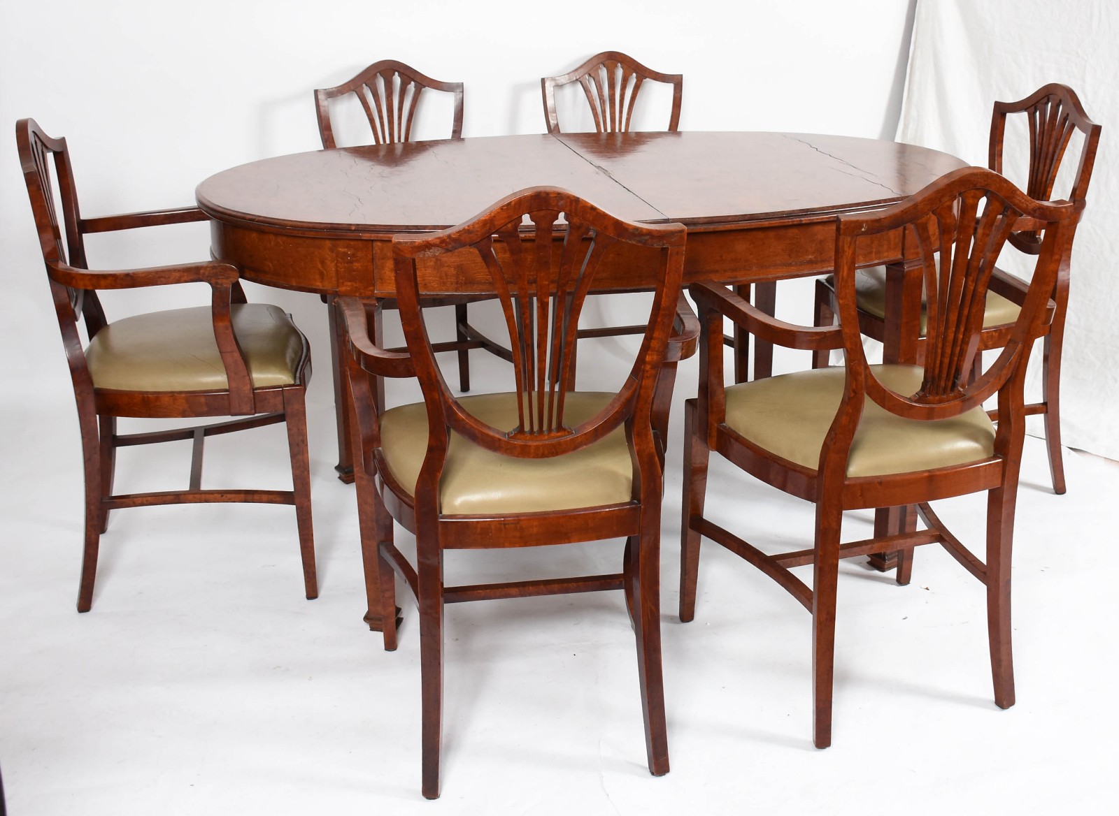 Mesa de jantar inglesa de madeira nobre (rádica) feitio oval, base... - foto 1 de 9